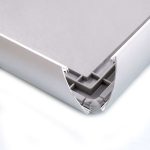 profili-cornici-a-scatto-angoli-smussati-fissaggio-a-muro